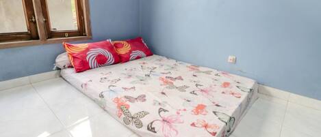 مكتب وملاءات أسرّة