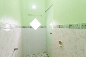 Douche, douche à « effet pluie », articles de toilette gratuits