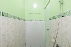 Shower, rainfall showerhead, free toiletries, towels