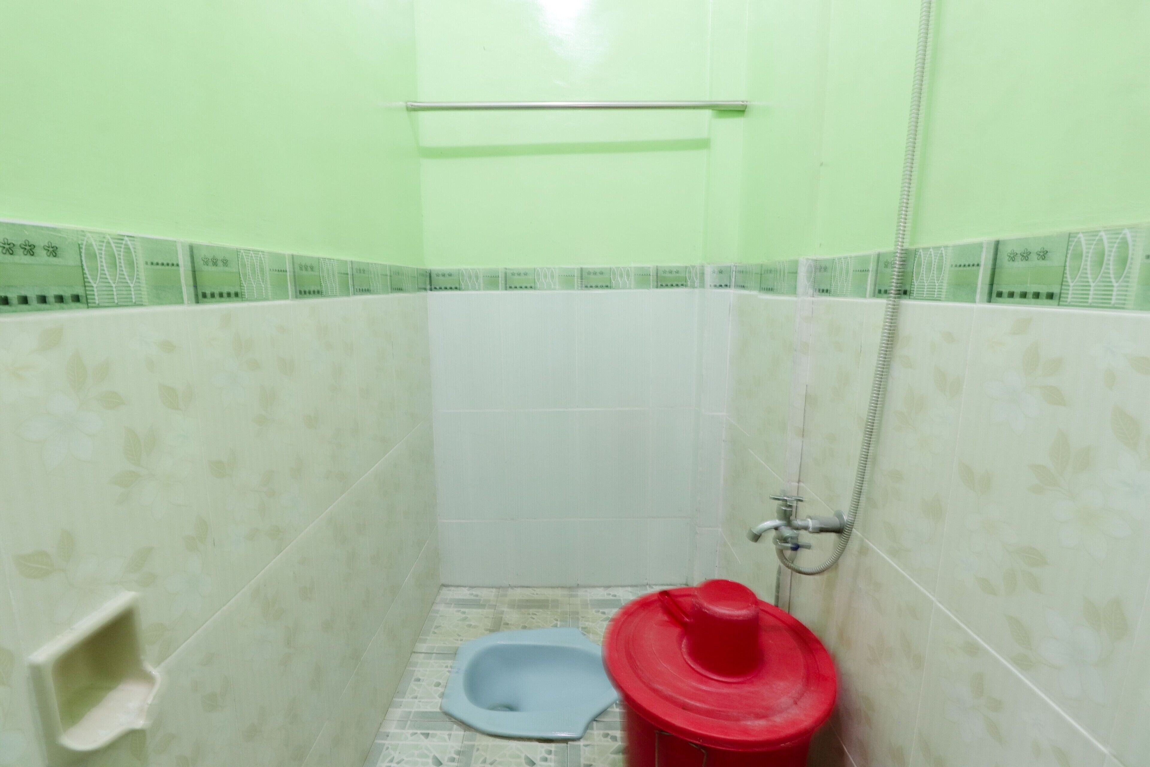 Regadera, regadera tipo lluvia, amenidades de baño gratuitas, toallas 