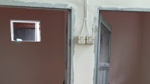 Een badkamer met betegelde vloer, toilet en douche.