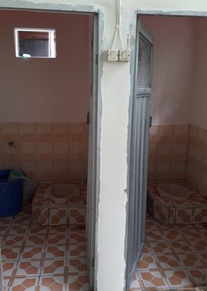 Standaard kamer | Badkamer | Een douche, handdoeken