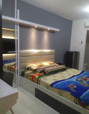 Desk, free WiFi, bed sheets - Apartment Gunawangsa Merr by Rava (Surabaya)