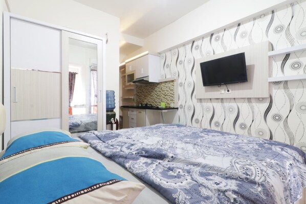 Escritorio, wifi gratis y ropa de cama