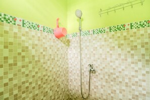 Chambre familiale, salle de bain privée | Salle de bain | Articles de toilette (gratuits), serviettes fournies