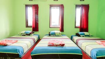 Group Private Bathroom (TV) | Desk, bed sheets