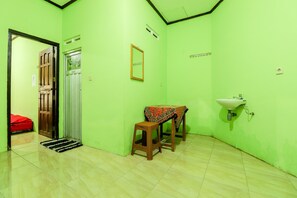 Kamar Comfort, kamar mandi pribadi (TV) | Meja kerja dan seprai linen