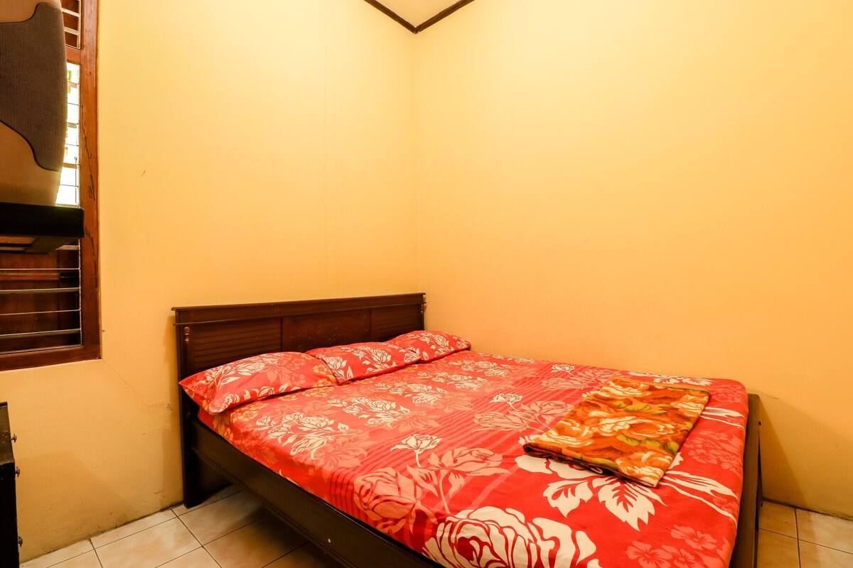 Desk, bed sheets