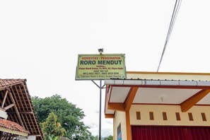 A signboard for a homestay named Roro Mendut with contact numbers and amenities listed. - Penginapan Roro Mendut Syariah by Zuzu (Mungkid)