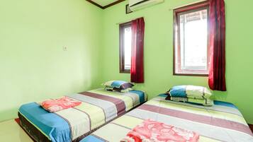 Group Private Bathroom (TV) | Desk, bed sheets