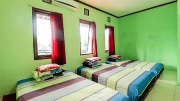 Group Private Bathroom (TV) | Desk, bed sheets