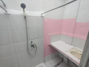 Suite (with AC) | Baño | Ducha y toallas