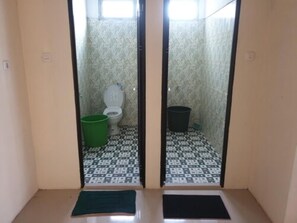 Standardværelse | Badeværelse | Bruser, håndklæder