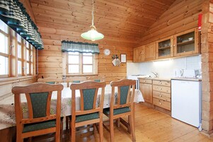 Casa de campo, 2 habitaciones | Cocina básica privada | Frigorífico, horno, placa de cocina y cafetera o tetera