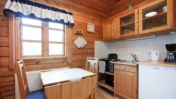 Cottage, 1 Bedroom | Private kitchenette | Fridge, oven, stovetop, coffee/tea maker