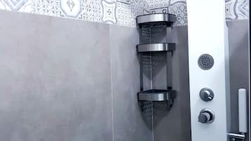 Una doccia moderna con design curvo, un pannello comandi con tre manopole e un soffione a mano.