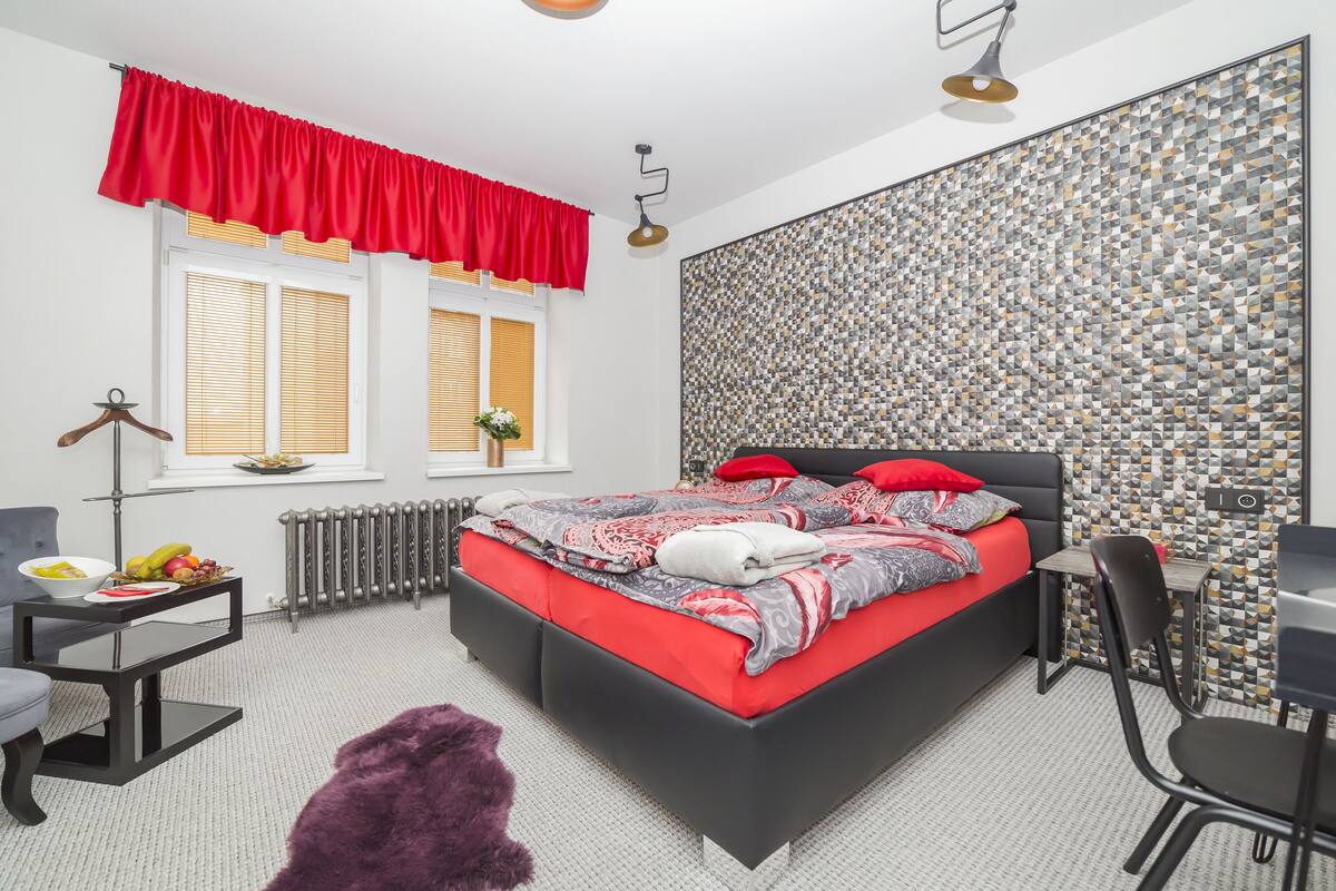 Un dormitorio moderno con cama, escritorio y silla.