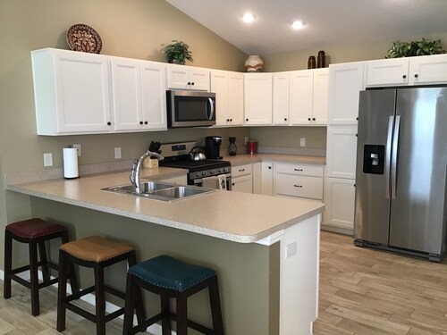 BEAUTIFULLY Decorated 2/2 Villa w/GAS GOLF CART & GAS BBQ