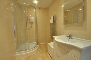 Shower, hair dryer, towels - Kawaii (Bournemouth)