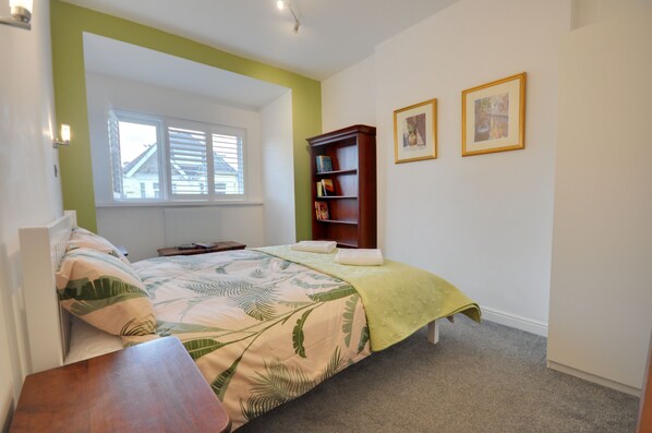 2 عدّة غرف نوم ومكواة/لوح كي وأسرّة أطفال/رضّع (مجانًا) وملاءات أسرّة