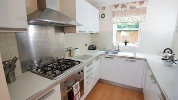 Cottage | Private kitchen | Dishwasher, highchair, cookware/dishes/utensils