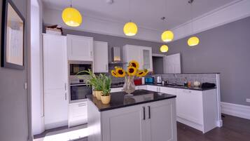 Cottage | Private kitchen | Full-size fridge, oven, dishwasher, cookware/dishes/utensils