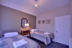 Cottage | 3 bedrooms, individually decorated, individually furnished - Opulence (Bournemouth)