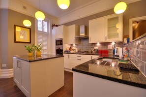 Cottage | Private kitchen | Full-sized fridge, oven, dishwasher, cookware/dishes/utensils