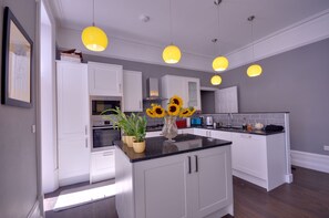 Cottage | Private kitchen | Full-size fridge, oven, dishwasher, cookware/dishes/utensils