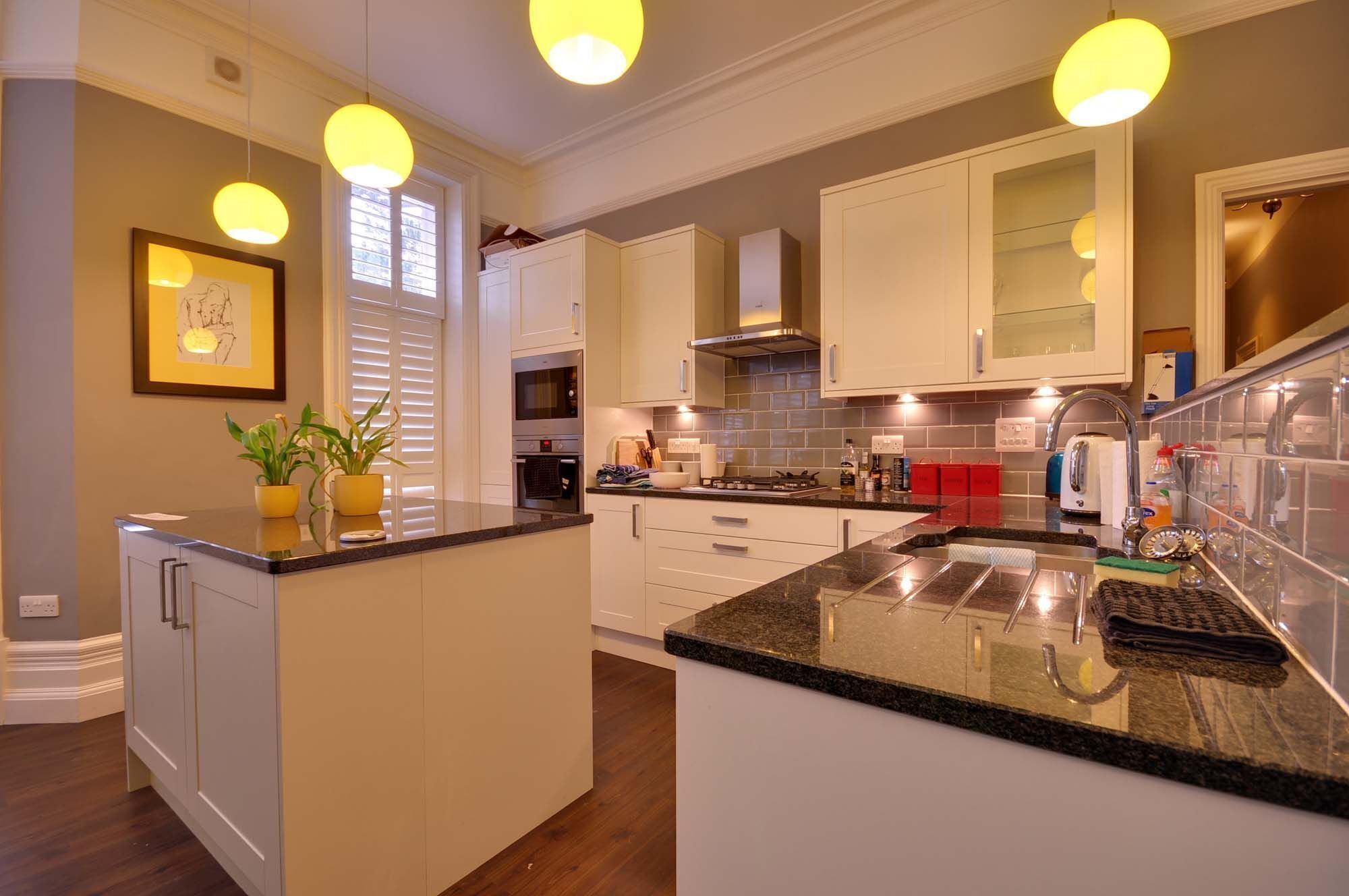 Cottage | Private kitchen | Full-size fridge, oven, dishwasher, cookware/dishes/utensils