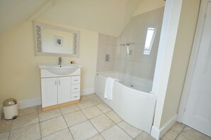 Ferienhaus | Badezimmer | Badewanne und Dusche (separat), Handtücher