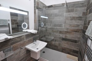 Cottage | Bathroom | Shower, hair dryer, towels