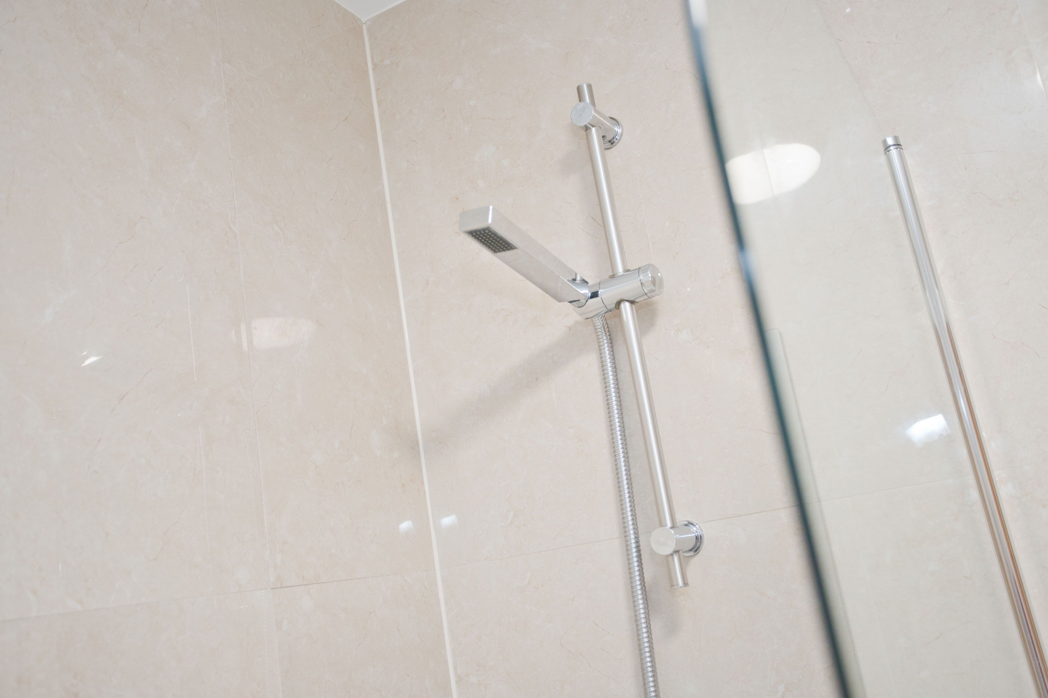 Cottage | Bathroom | Separate bathtub and shower, towels