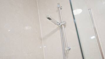 Cottage | Bathroom | Separate bathtub and shower, towels
