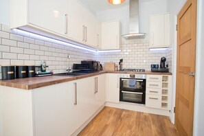 Cottage | Private kitchen | Full-sized fridge, microwave, oven, dishwasher - Oasis (Bournemouth)