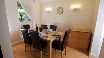 Cottage | Private kitchen | Dishwasher, cookware/dishes/utensils