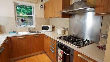 Cottage | Private kitchen | Dishwasher, cookware/dishes/utensils