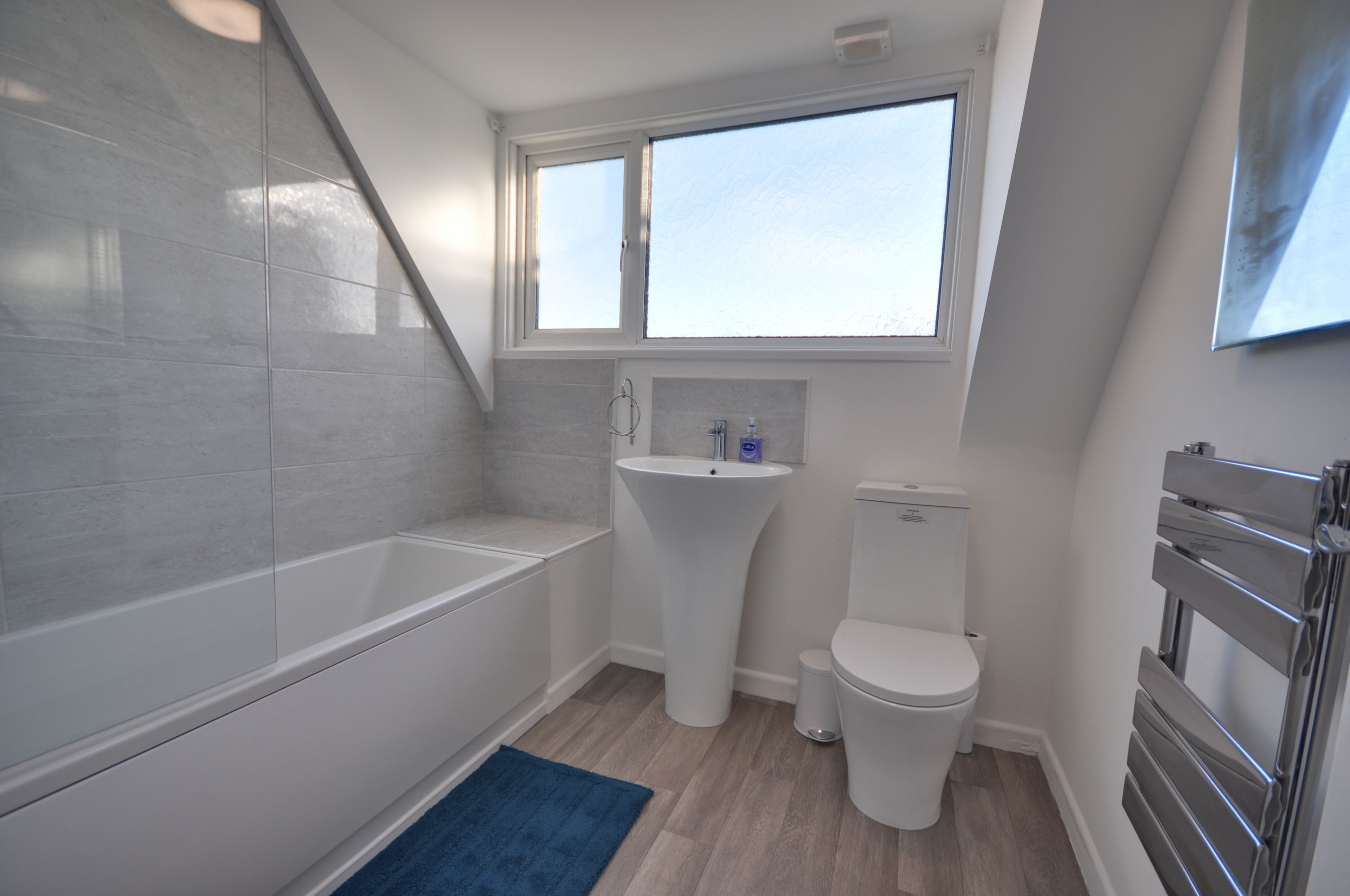 Cottage | Bathroom | Separate bathtub and shower, towels