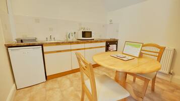 Cottage | Private kitchen | Full-size fridge, microwave, oven, electric kettle