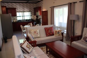 家庭公寓, 2 間臥室 | 客廳 | 50 厘米等離子電視連衛星電視頻道、電視