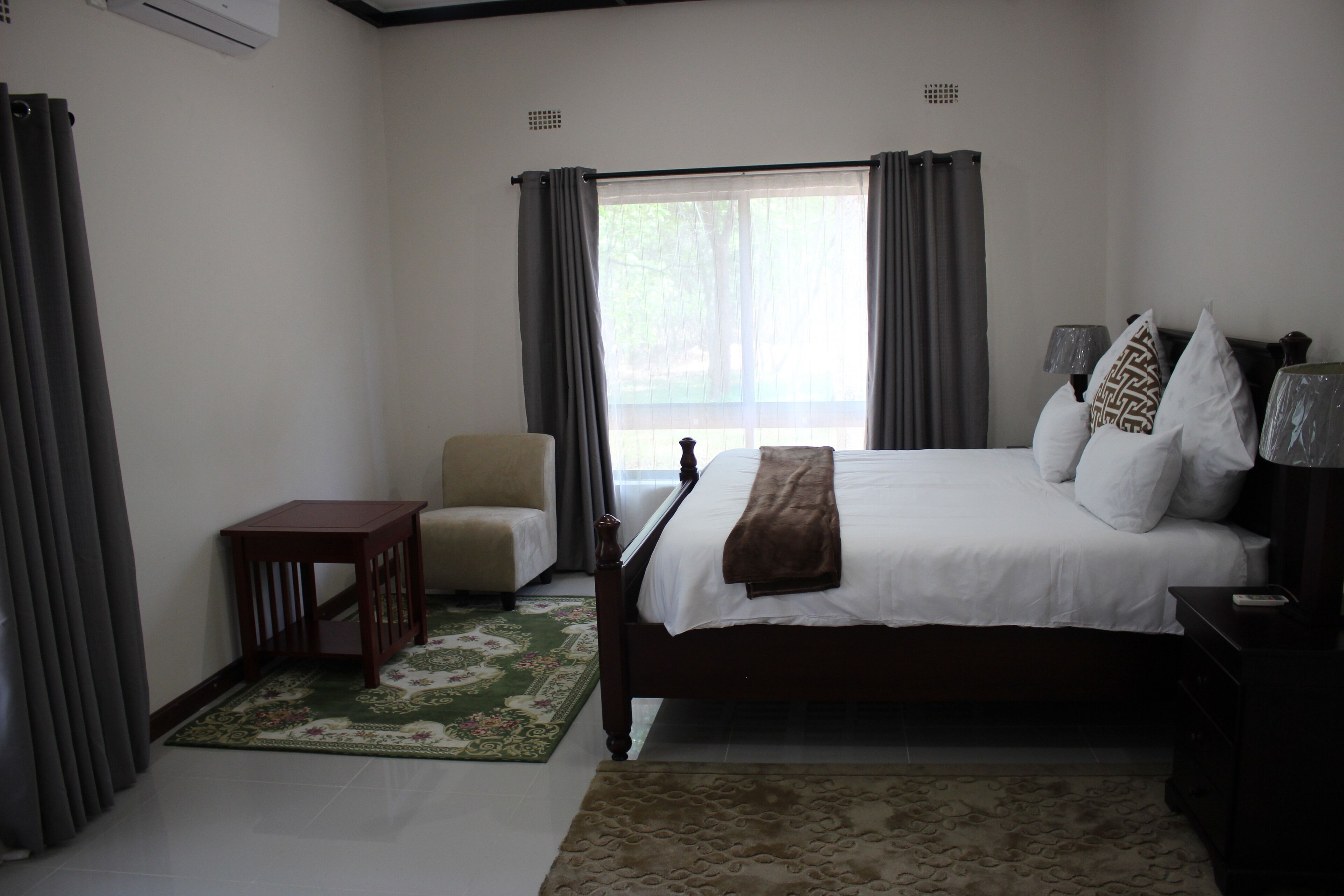 家庭公寓, 2 間臥室 | 2 間臥室、羽絨被、書桌、筆電工作空間