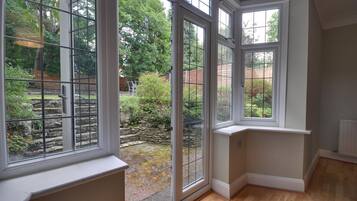 3 bedrooms, iron/ironing board, bed sheets