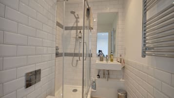 Cottage | Bathroom | Shower, towels