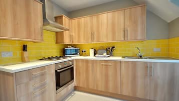 Cottage | Private kitchen | Dishwasher, cookware/dishes/utensils