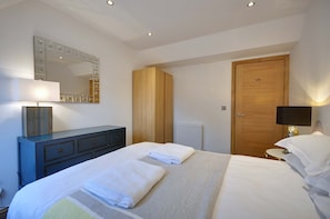 2 bedrooms, iron/ironing board, bed sheets - Pippin House B (Bournemouth)