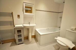 Kombinasi shower/bathtub dan handuk