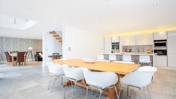 Cottage | Private kitchen | Fridge, microwave, dishwasher, electric kettle