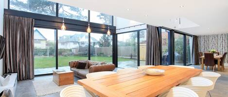 تناول الطعام داخل الغرفة