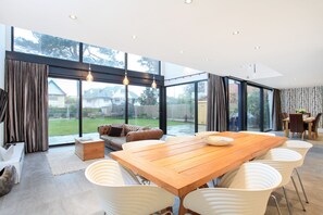 Cottage | In-room dining - Spyglass (Poole)