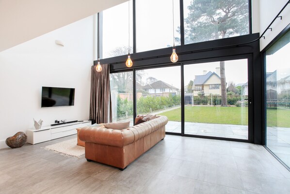 Cottage | Living room | TV, DVD player - Spyglass (Poole)